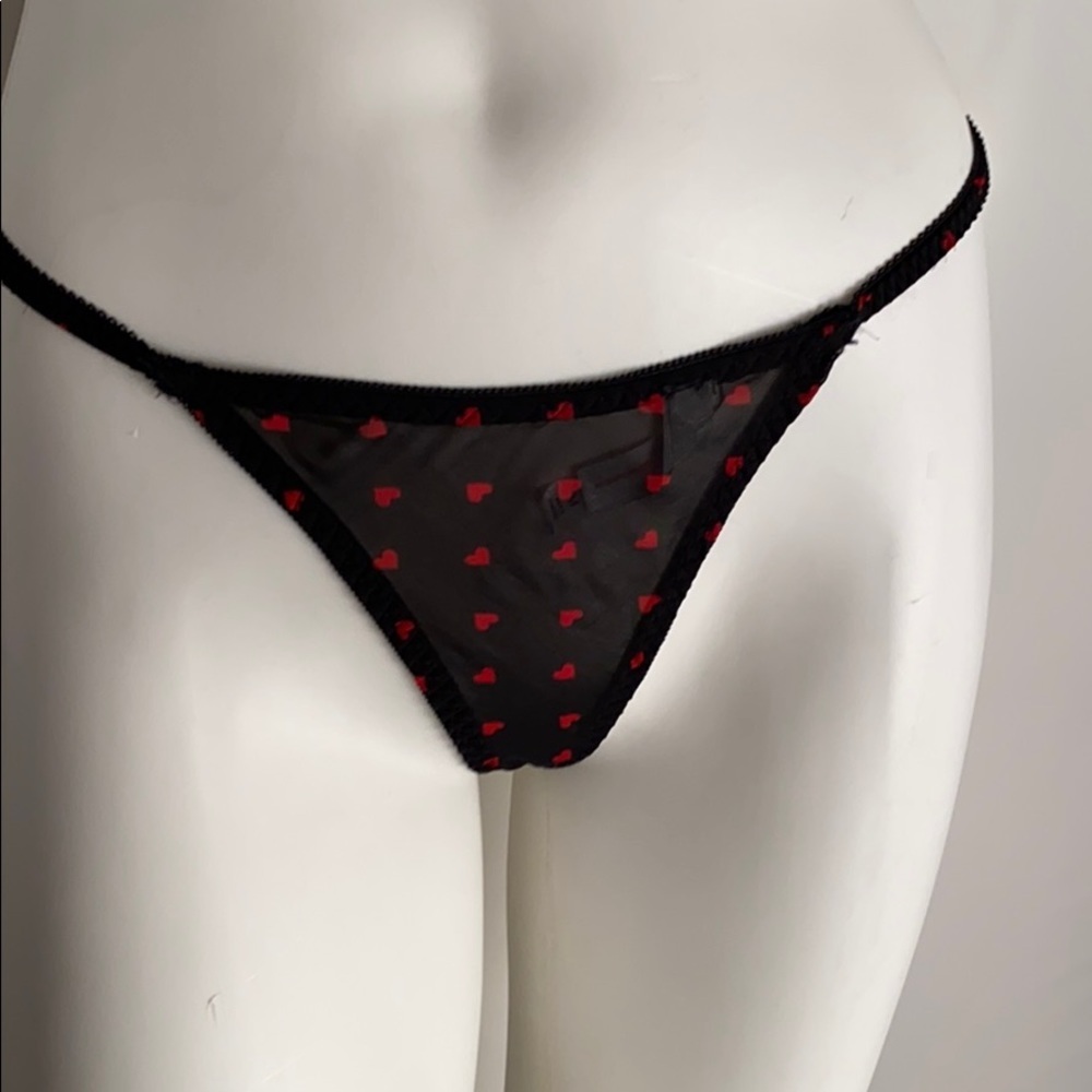 Gilligan and O’Malley black red heart string thong M